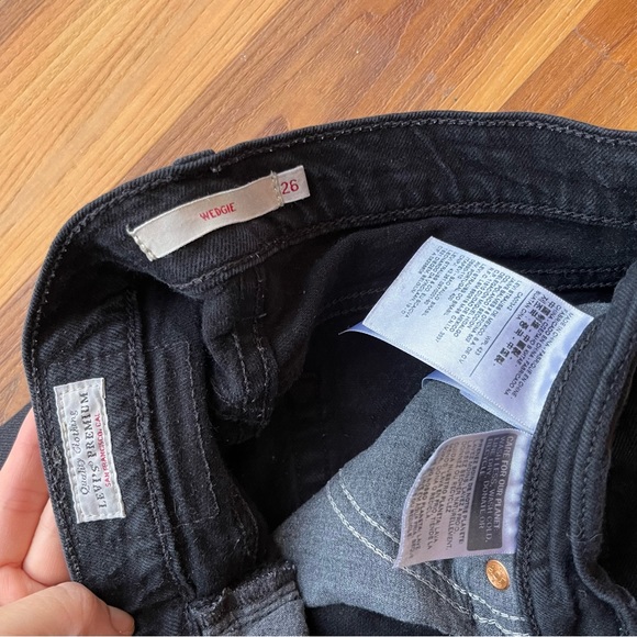 SOLD Levi’s Wedgie Straight Distressed Jeans - Picture 4 of 7